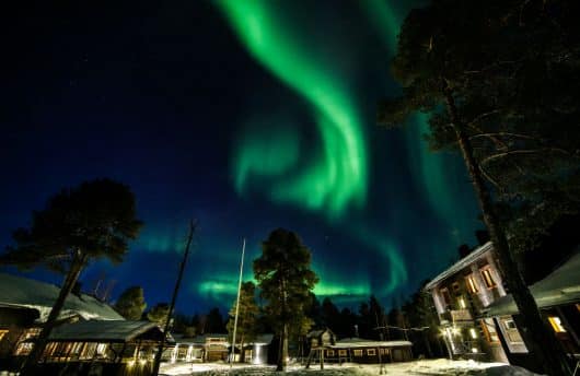 northern lights above nellim wilderness hotel