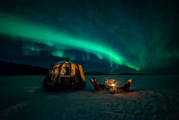 KGT aurora hut with northern lights above