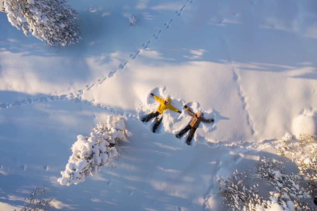 2 people making snow angels