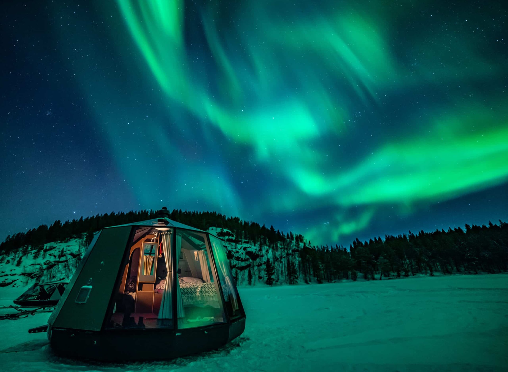 aurora hut with northern lights above