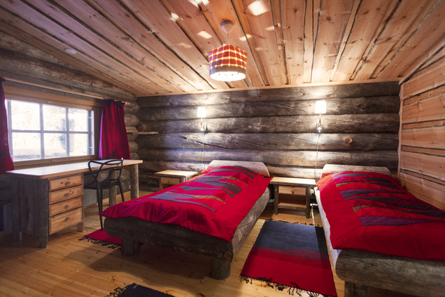 large cabin twin bedroom
