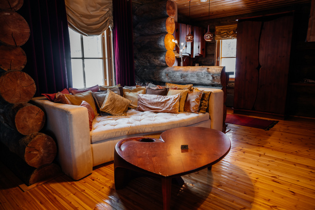 Queen suite living area