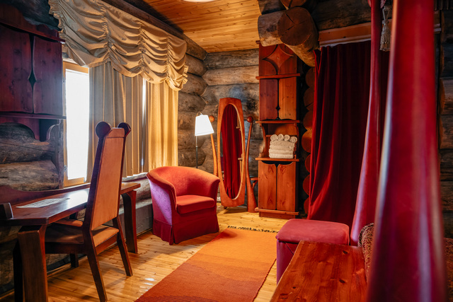 Queen suite inside