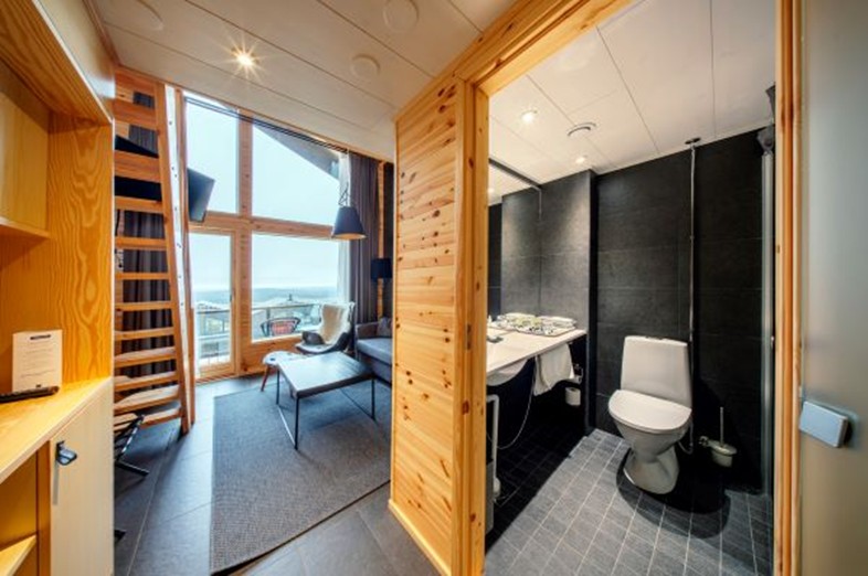 Star Arctic scenic view suite bathroom