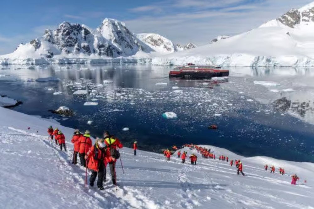 land expedition in Antarctica