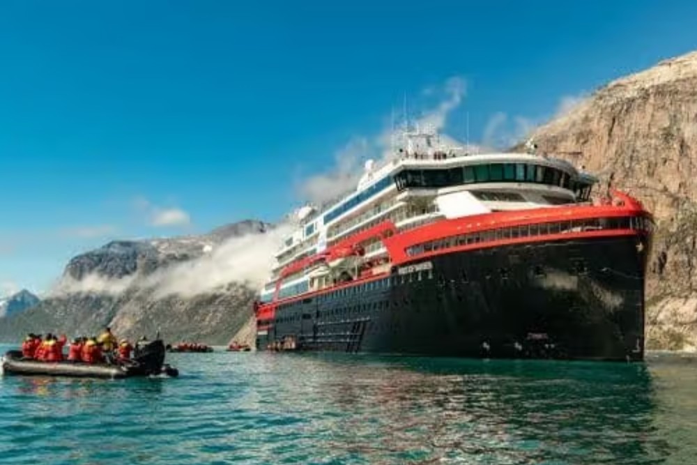 cruise ship in greenland