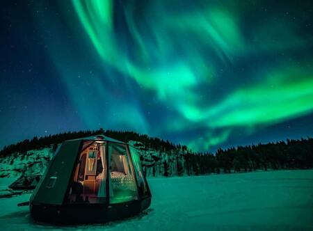 northern lights above aurora hut