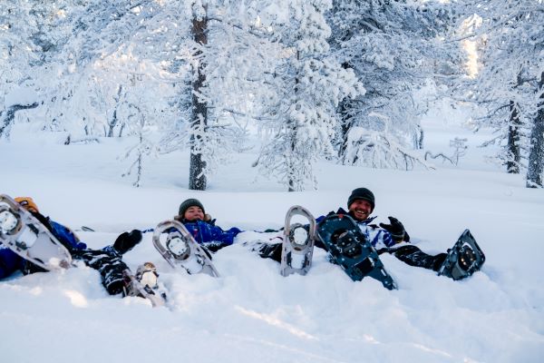 2 people sat in the snow